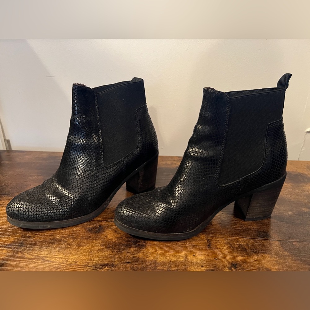 NWT Donald J Pliner Black Waxy Calf Western Boot